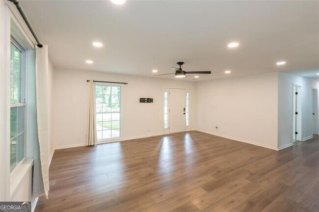 Building Photo - 83 Lucia Dr SE