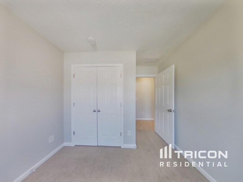 Building Photo - 2300 Marlin Dr