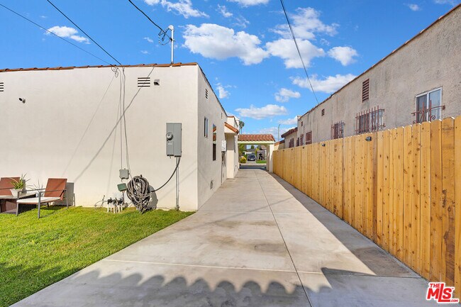 Building Photo - 9115 S Hobart Blvd
