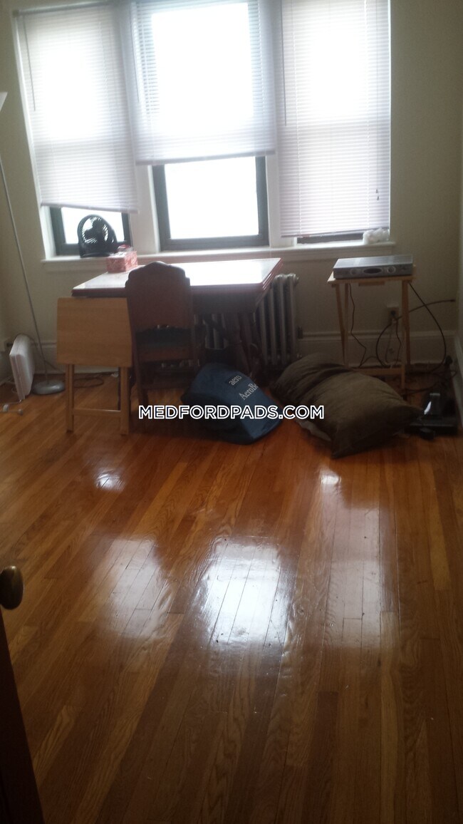 Building Photo - 63 Fellsway W