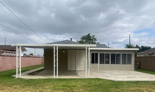 Building Photo - 3 BR 2 BA Home in Compton with HUGE Privat...