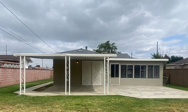 Building Photo - COME SEE this SAT! May 10th / Charming 3 B...