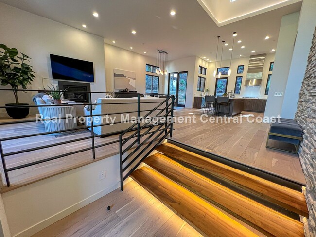 Building Photo - AVAILABLE JANUARY - Fully Furnished Modern...