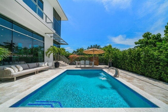 Building Photo - 1201 W 47th St