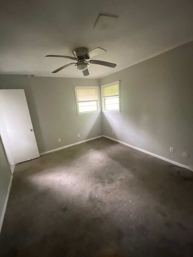 Building Photo - 2718 E Benwood Dr