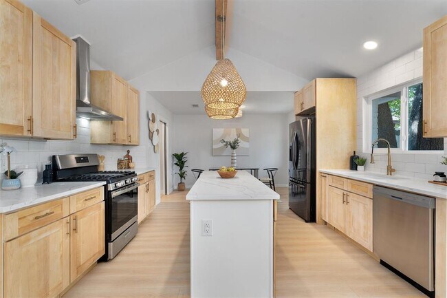 Building Photo - 902 Acorn Oaks Dr