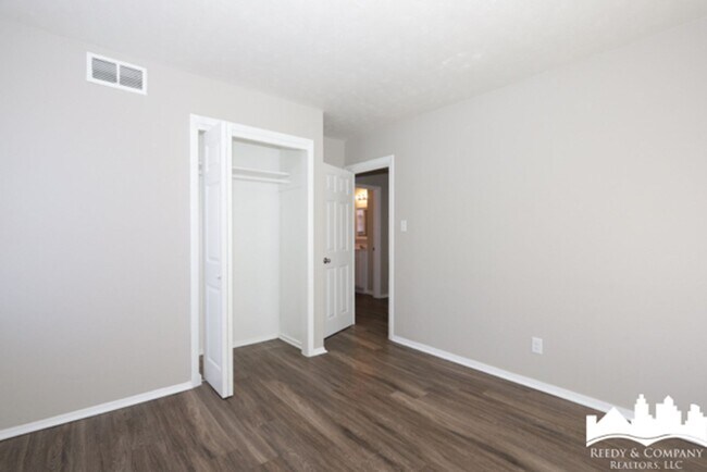 Building Photo - 1832 S Sutton Dr