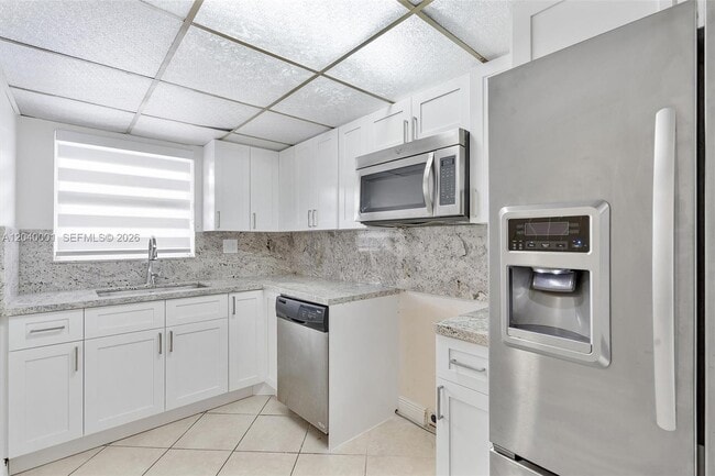 Building Photo - 9369 Fontainebleau Blvd