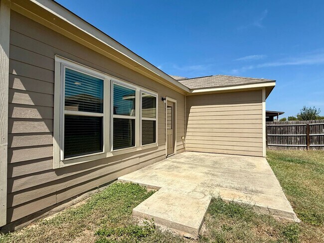 Building Photo - Northeast Crossing Neighborhood. Close to ...
