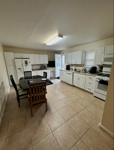 Primary Photo - 203 Pineview Ave