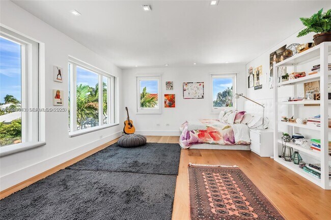 Building Photo - 481 S Mashta Dr