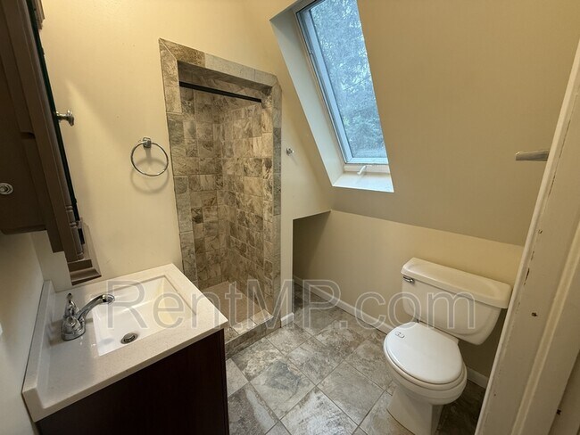 Building Photo - 524 N Kinney Ave