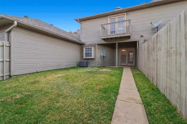 Building Photo - 808 Custer St