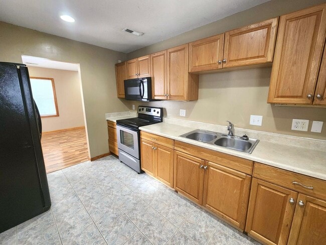 Building Photo - Cute home with amazing natural lighting! Check it out today!