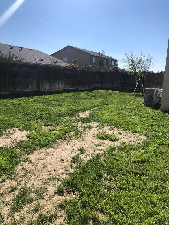 Building Photo - Huge 4 Bedroom + Loft 3 Bath Home for Rent!