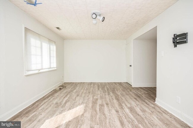 Building Photo - 14550 Farmcrest Pl