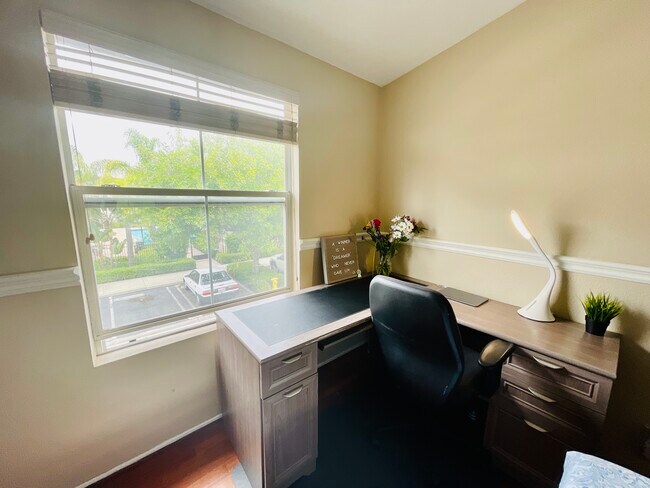 Building Photo - 3201 Aspen Grv