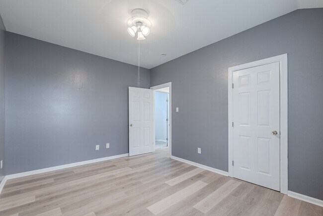 Building Photo - 834 Elkhart St