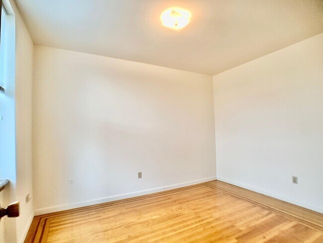 Building Photo - 106 11th St
