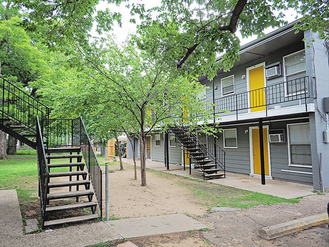 Building Photo - Recently Remodeled Studio Apartment In Hot East Austin!