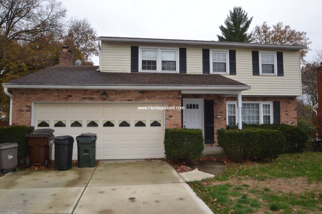 Primary Photo - Check out this huge 4 bedroom 2.5 bath hom...