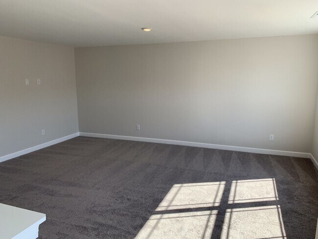 Building Photo - 4 Bed, 3 Bath Home w/ 2 Car Garage and Fen...