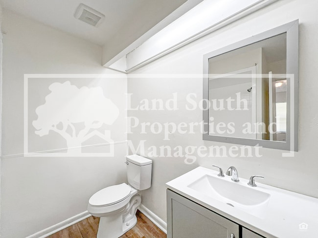 Building Photo - Newly Renovated 3-Bedroom Duplex with Mode...