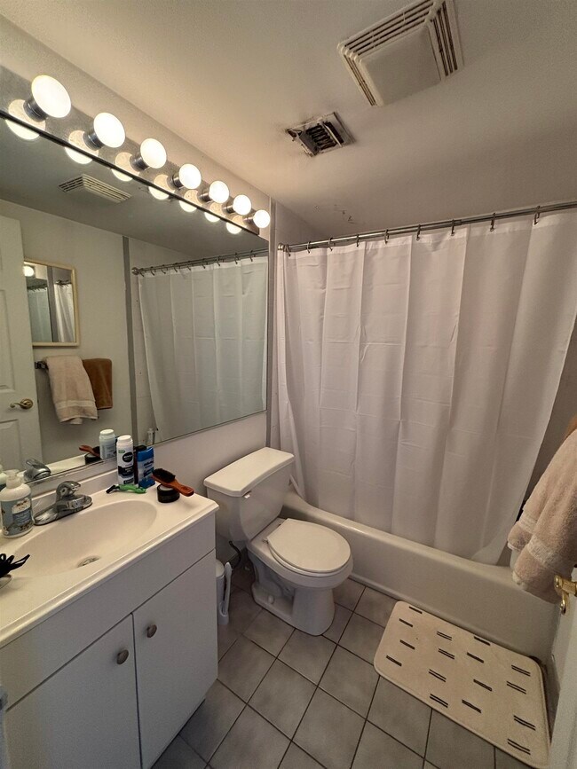 Building Photo - 401 1st St