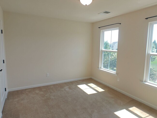 Building Photo - Large 4 bedroom home with recreational roo...