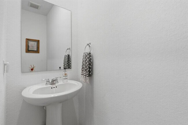 Building Photo - 209 Zamora Xing