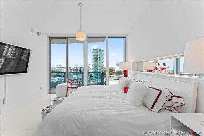 Building Photo - 5959 Collins Ave