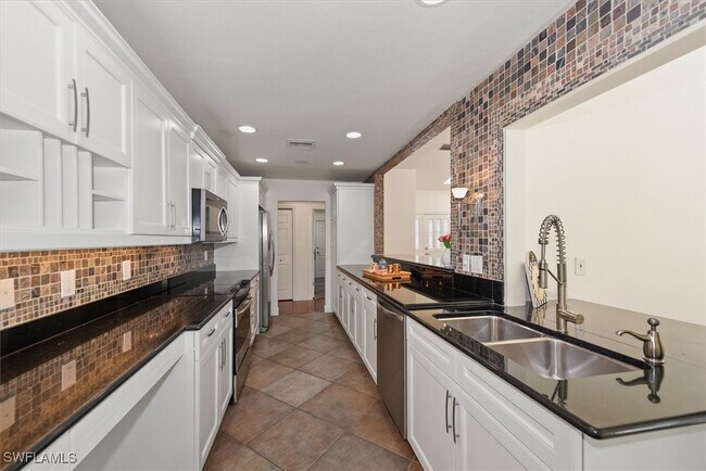 Building Photo - 2252 Royal Ln