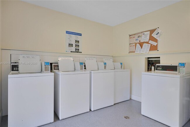 Building Photo - 10786 N Kendall Dr