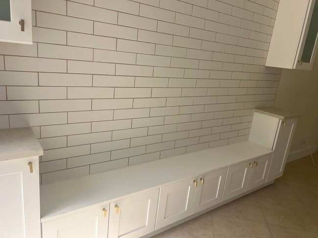 Building Photo - 541 NE 47th St