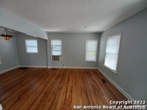 Building Photo - 111 W Meadowlane Dr