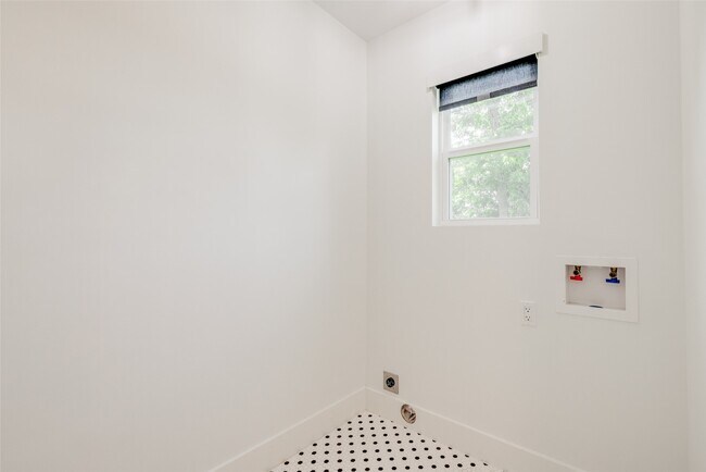 Building Photo - 1512 W 21st St