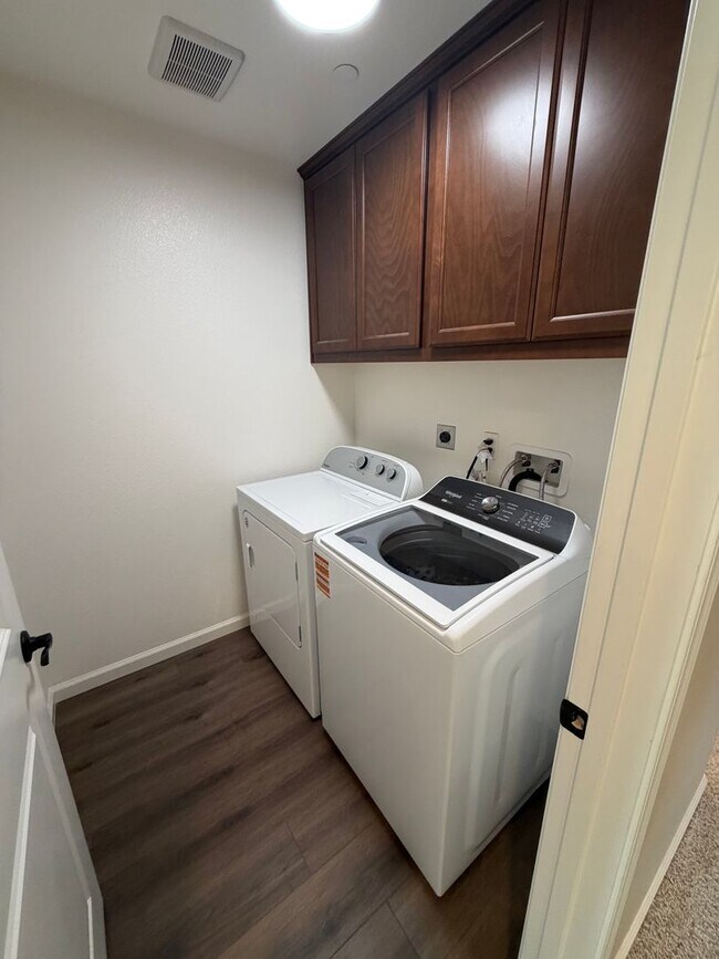 Building Photo - 1194 Velarde Cir