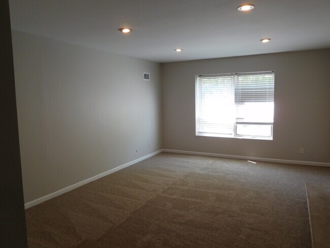 Building Photo - 460 W Downer Pl