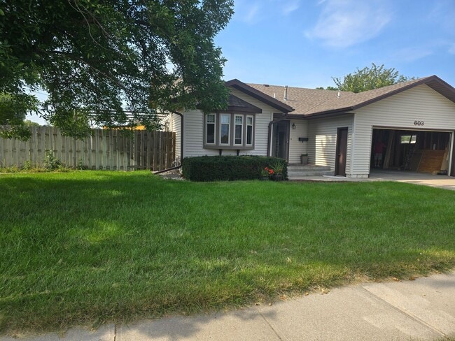 Building Photo - Charming 4-Bedroom Home with Modern Comfor...