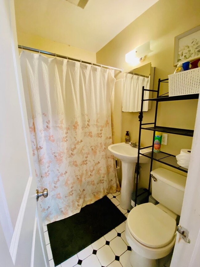 Building Photo - Adorable 2bdrm/1bth Rancher Located in Richmond's West End!!
