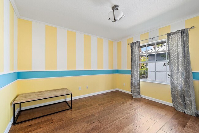 Building Photo - 542 N Cypress Dr