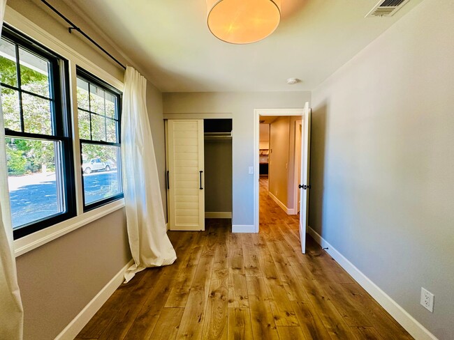 Building Photo - Beautiful Remodeled 2bd Home w/Laundry, Pr...