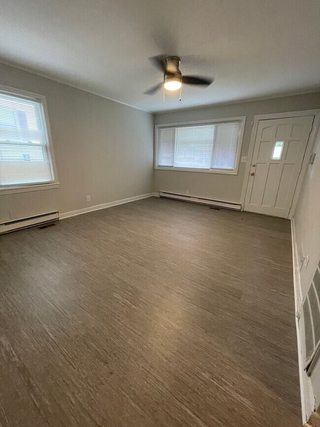 Building Photo - Updated 3 Bedroom- Convenient to Restaurants, Cone Hospital & Wendover Ave