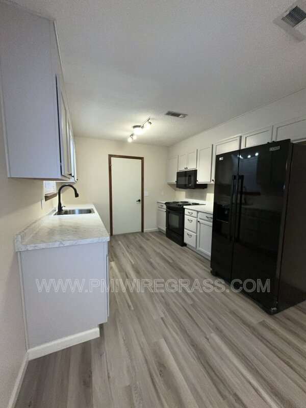 Building Photo - 214 Brookside Ln