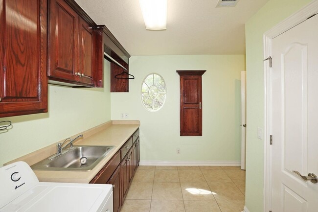Building Photo - 6802 Thunder Rd