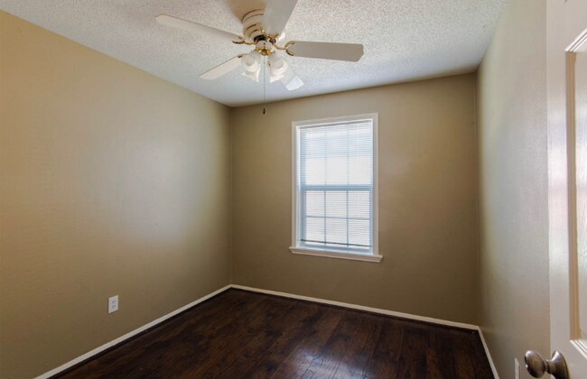 Building Photo - 830 E Linda Dr