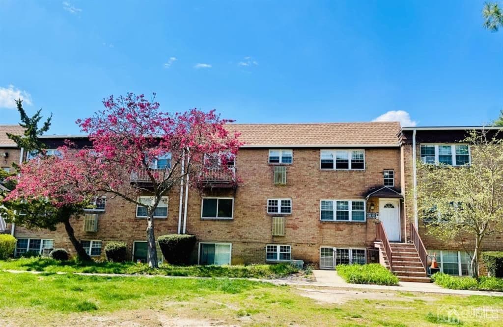 Building Photo - 128 College Dr