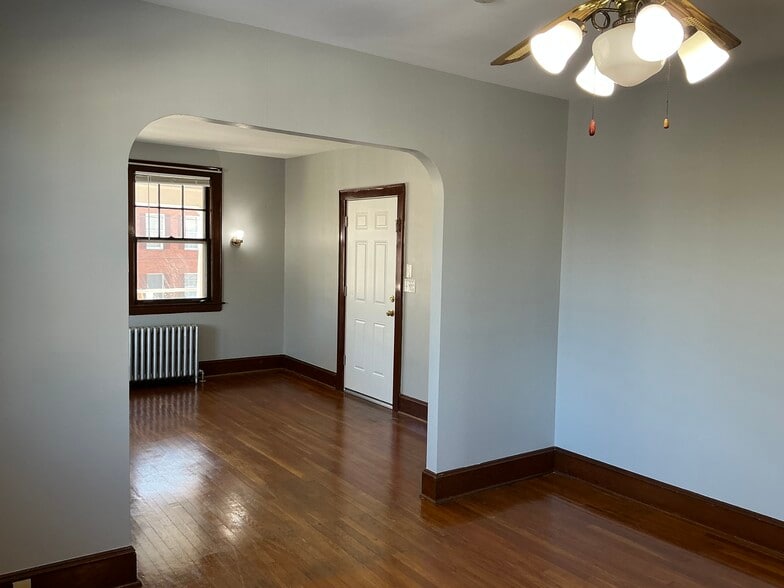 Building Photo - 10 Erin St