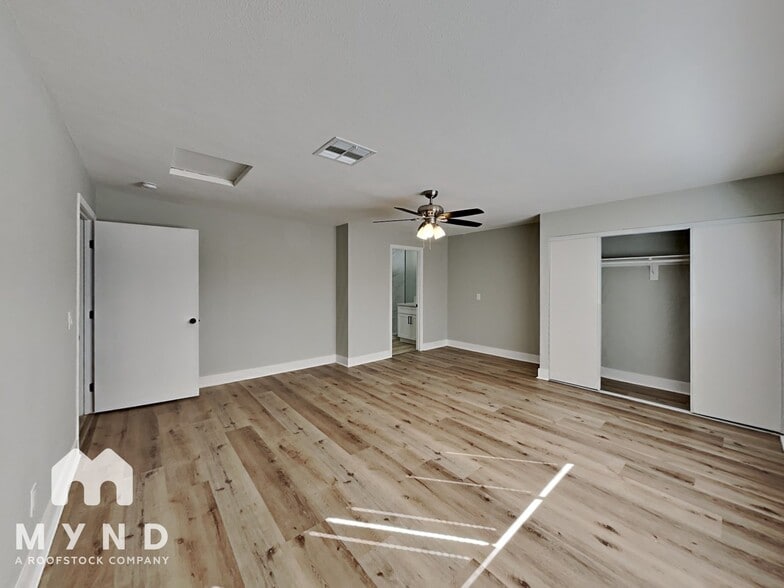 Building Photo - 3112 E Vegas Valley Dr