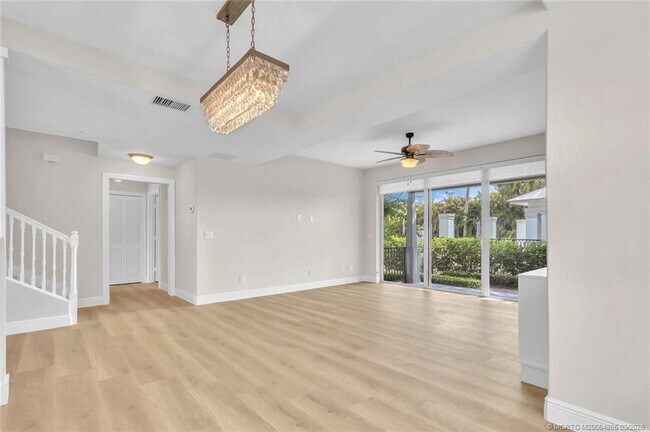 Building Photo - 3651 NE Pineapple Ave